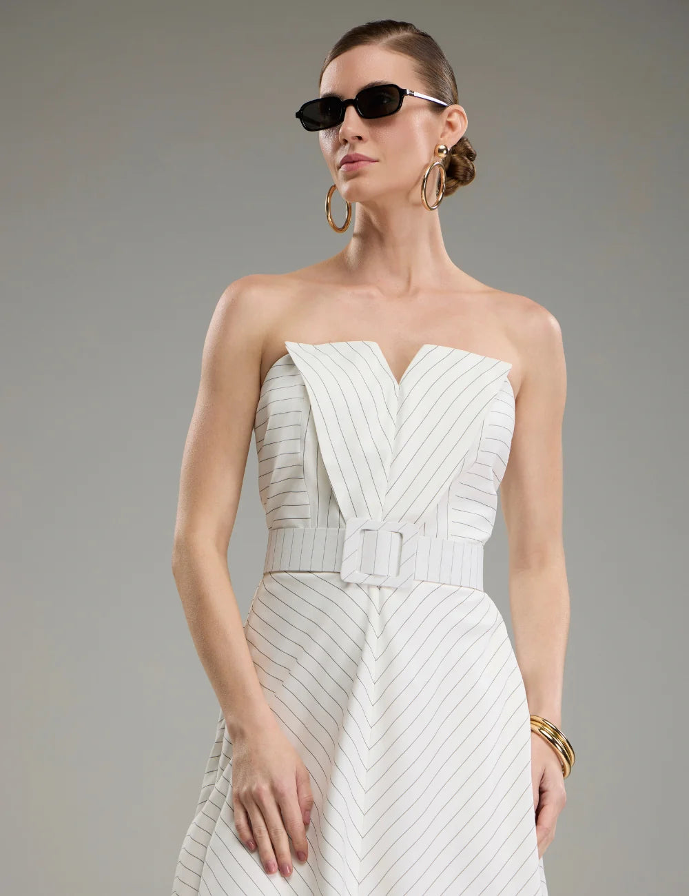 Vestido Branco com Listras Pretas Tomara que Caia com Cinto Strass