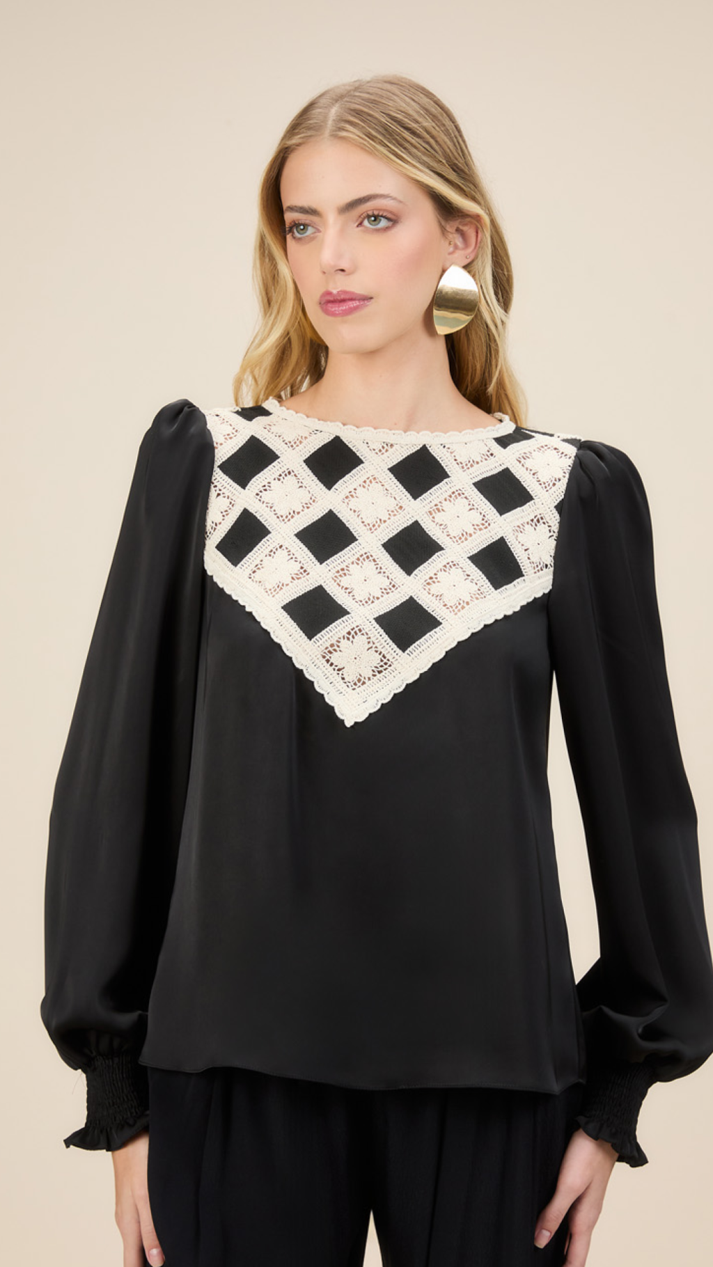 Blusa Preta Renda Geométrica Skazi
