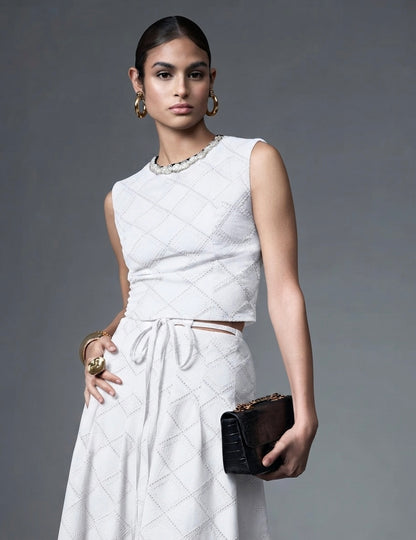 Conjunto Branco Saia e Blusa em Laise com Amarração do Cinto Strass