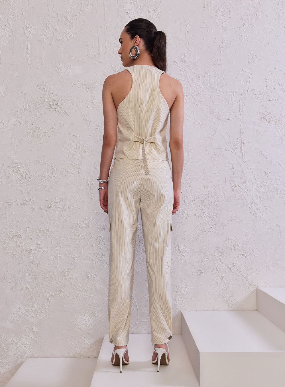 Conjunto Off White Colete e Calça Cargo Listras Tufi Duek