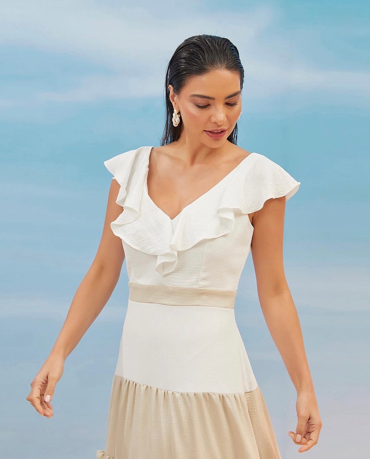 Vestido Off e Nude Babados com Brilho Decência