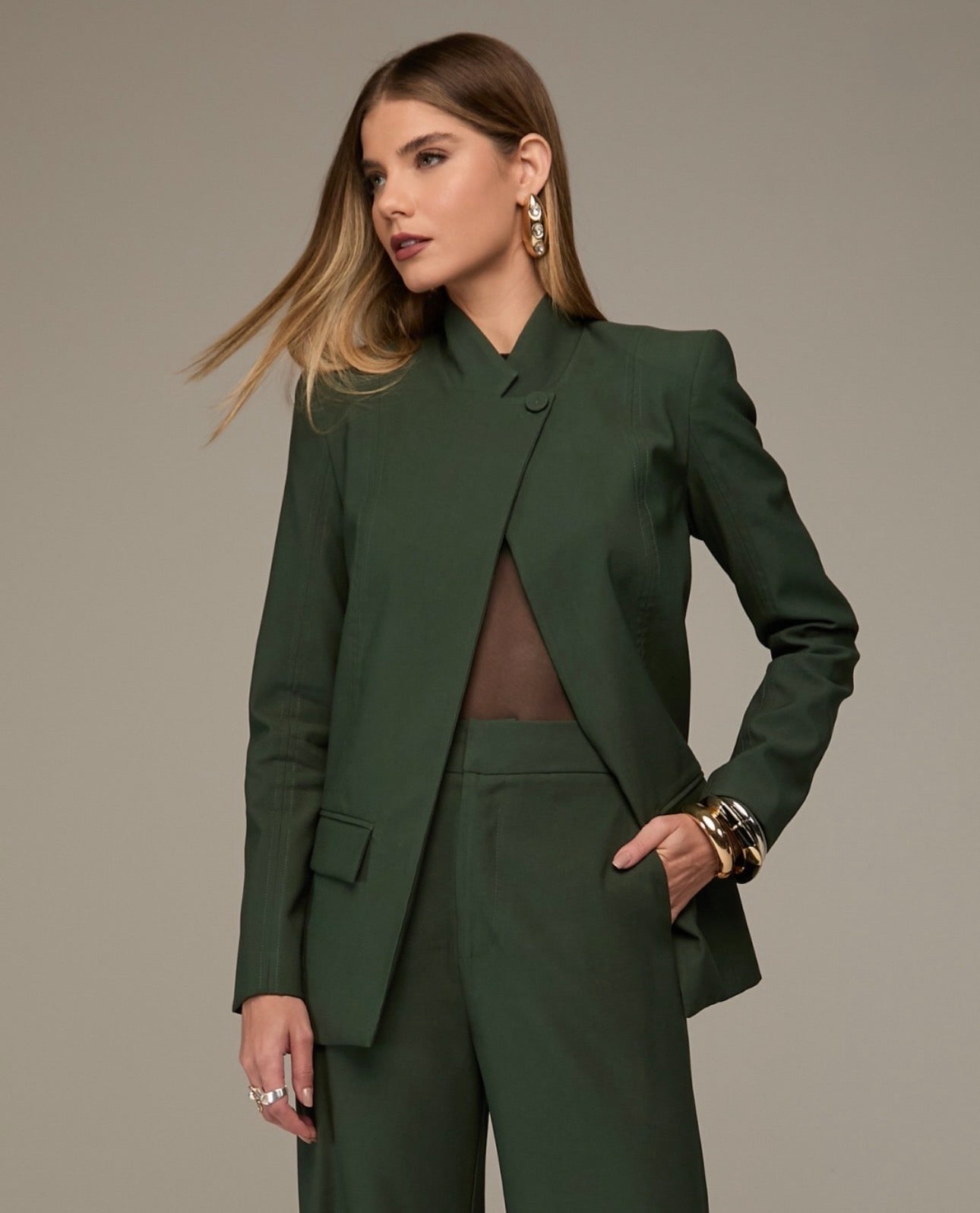 Conjunto Blazer e Calça em Alfaiataria Botão na Gola Manie