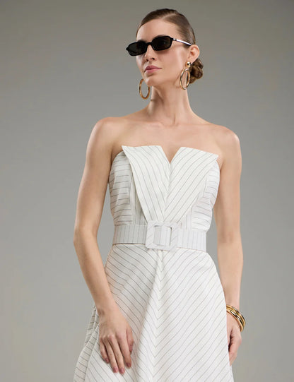 Vestido Branco com Listras Pretas Tomara que Caia com Cinto Strass