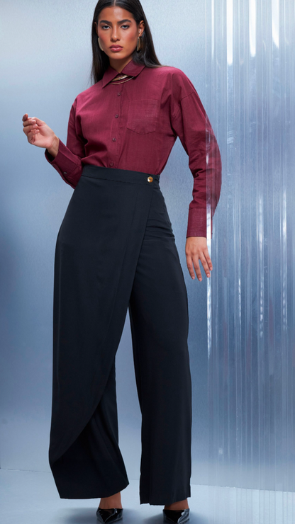 Calça Preta com Sobreposição Decência