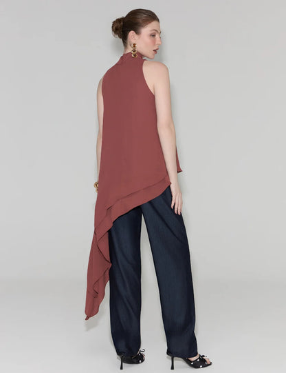 Blusa com Gola Assimétrica Alongada Strass