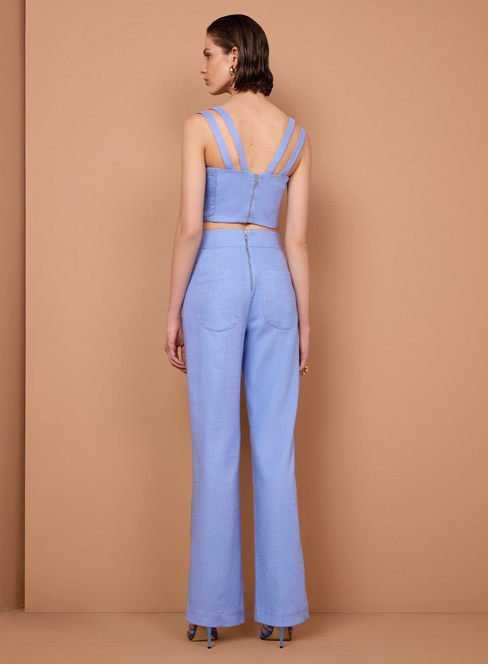 Conjunto Azul Cropped Recorte em V e Calça Tufi Duek