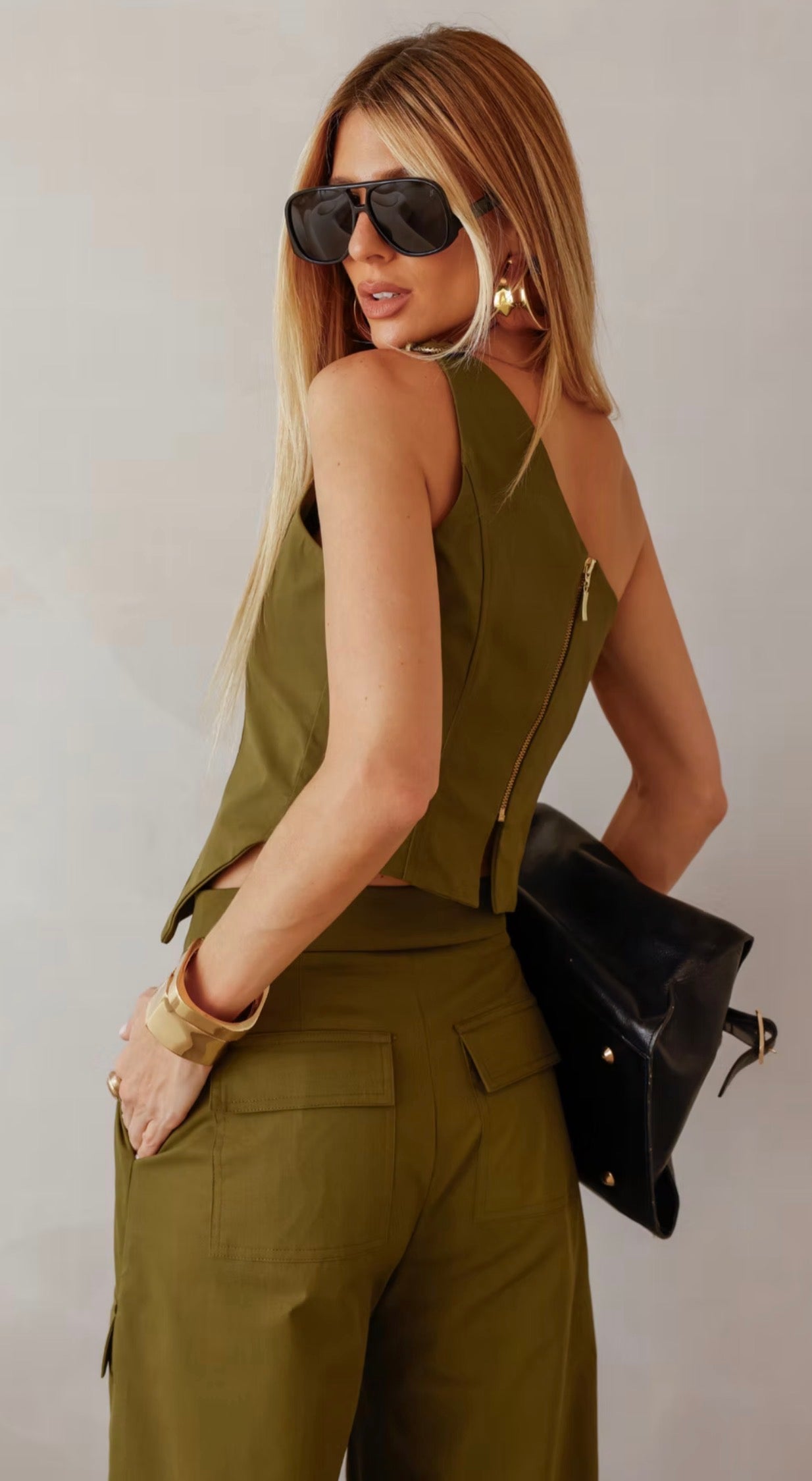 Conjunto Verde ou Marrom Calça Cargo e Blusa Ombro Só Manie