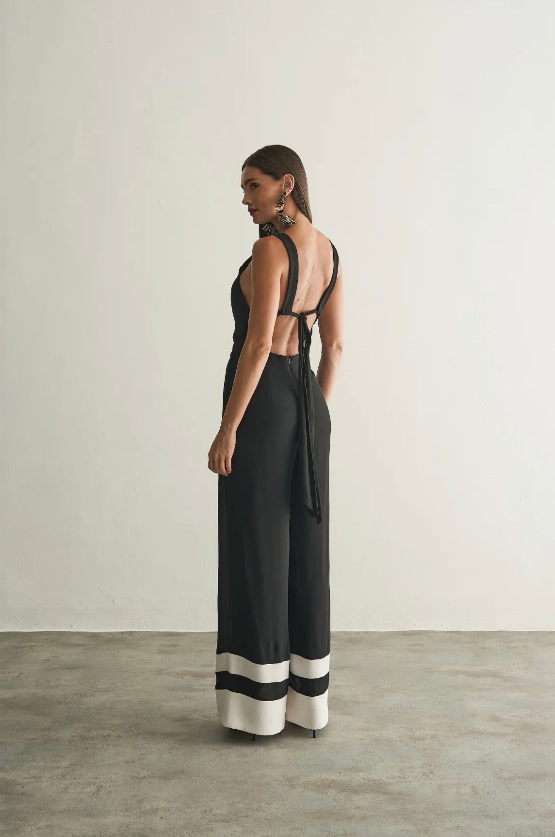 Macacão Preto Listra Branca Isabele Regina Salomão