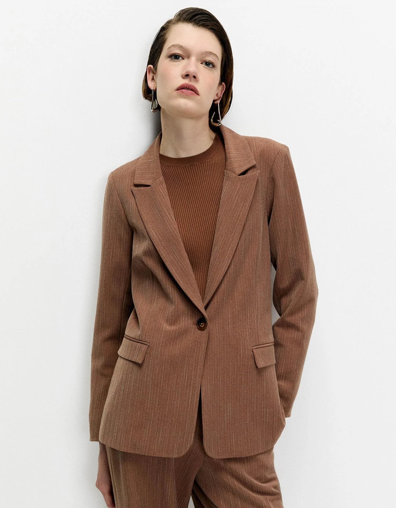 Blazer Marrom Alfaiataria Risca de Giz Shoulder