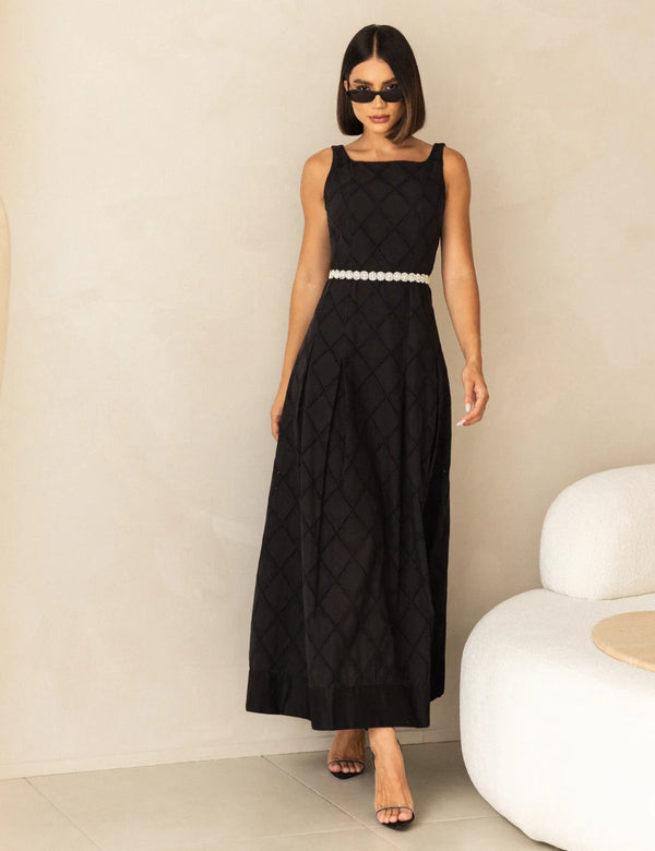 Vestido Preto em Laise com Cinto Bordado Removível Strass