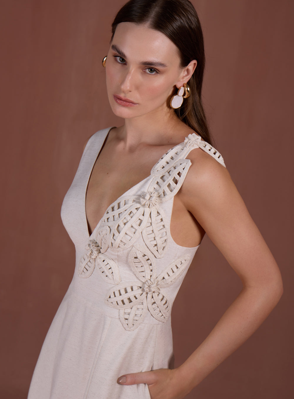 Vestido Off White em Linho Bordado Flor Skazi