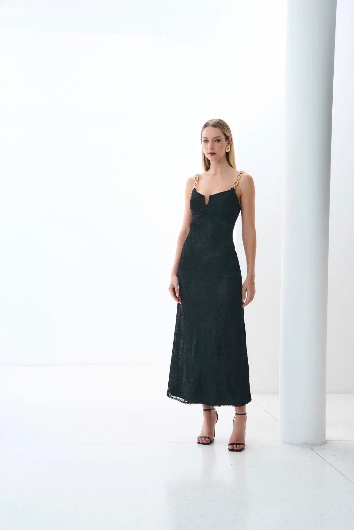 Vestido Preto em Renda Alça Dourada Maristela Regina Salomão