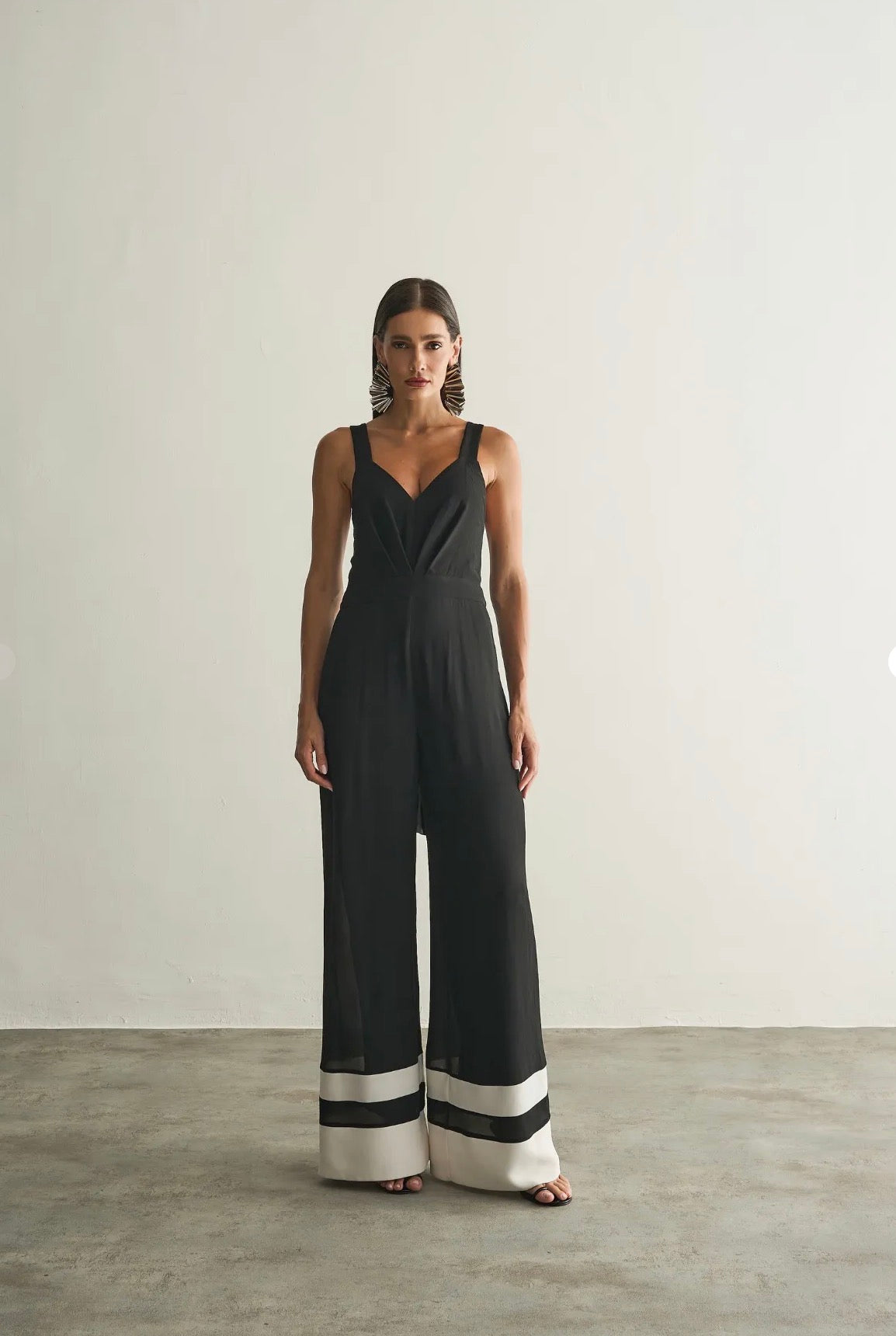 Macacão Preto Listra Branca Isabele Regina Salomão