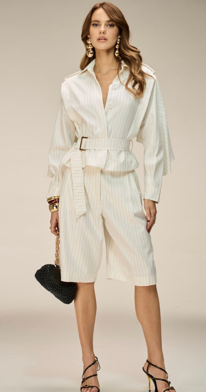 Conjunto Off White Jaqueta e Bermuda Risca de Giz Manie
