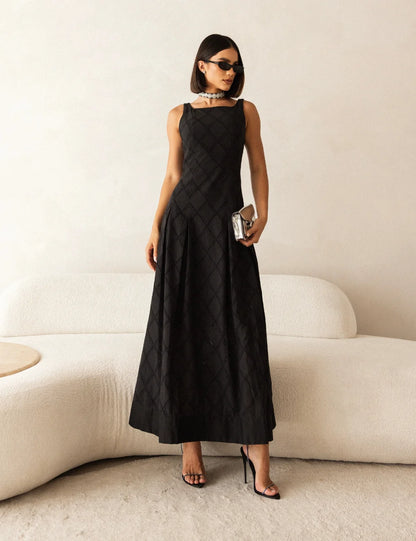 Vestido Preto em Laise com Cinto Bordado Removível Strass