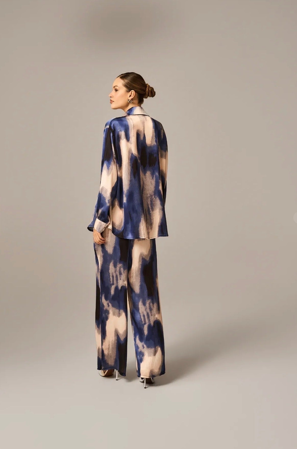 Conjunto Azul e Off White Kate Regina Salomão