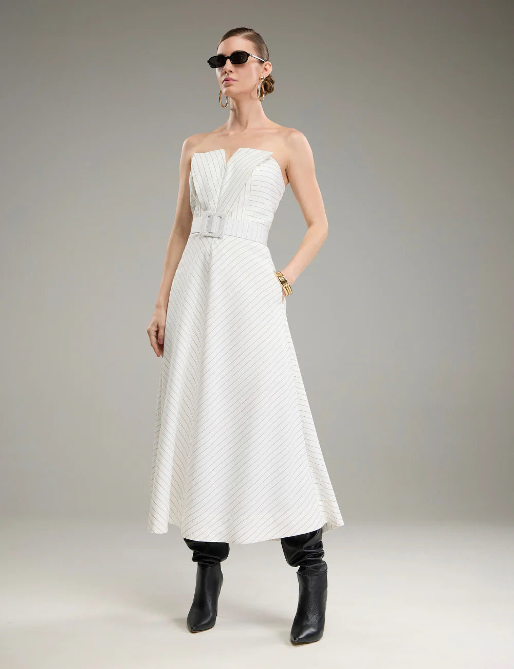 Vestido Branco com Listras Pretas Tomara que Caia com Cinto Strass