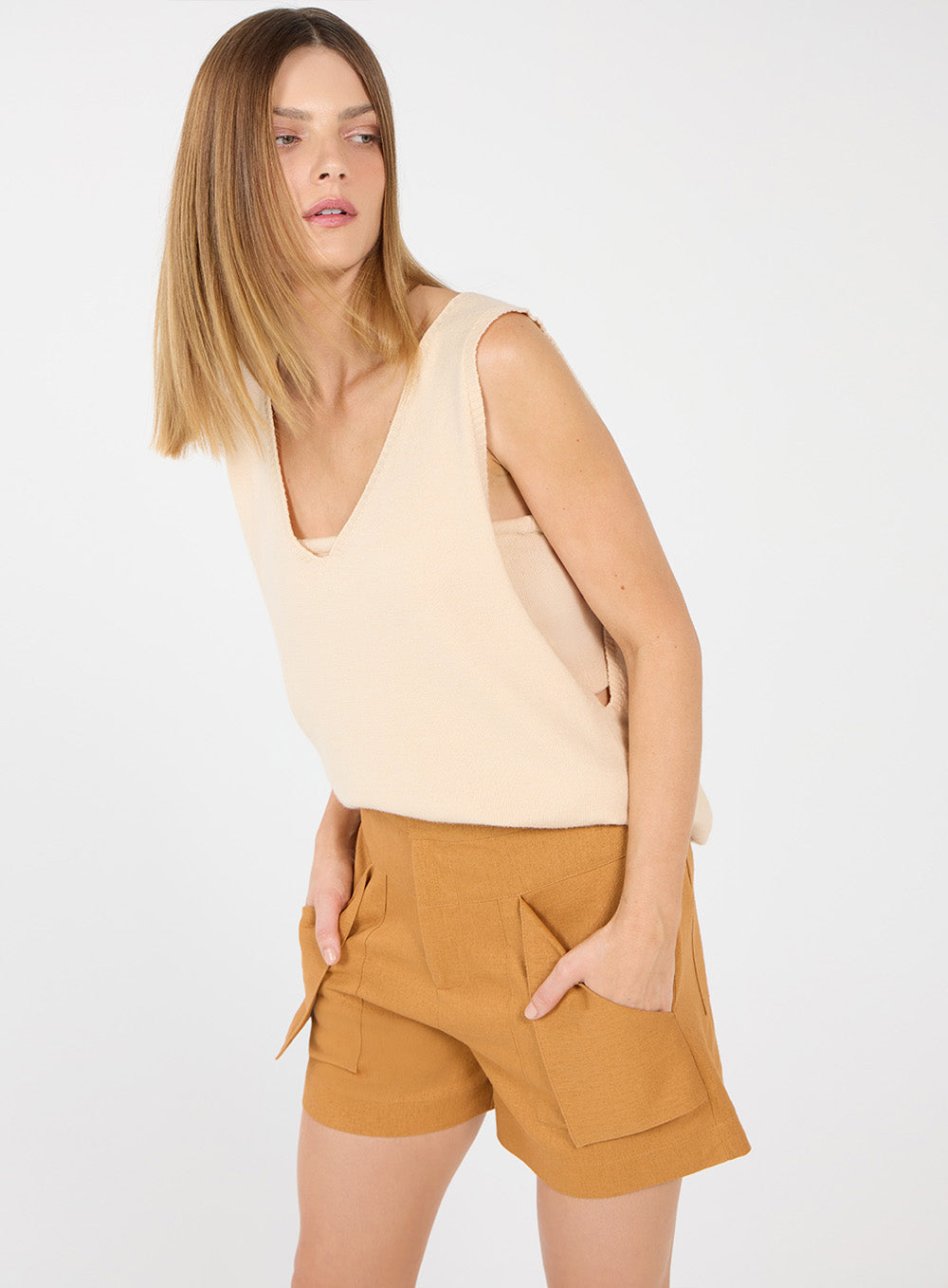 Short Caramelo Bolsos Virados Tufi Duek
