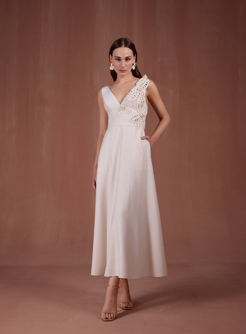 Vestido Off White em Linho Bordado Flor Skazi