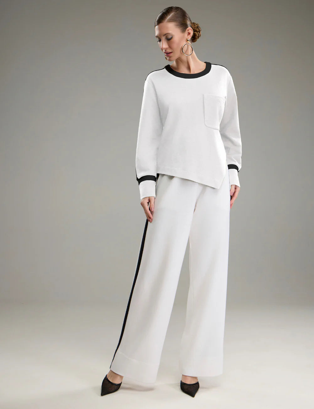Conjunto Branco Listra Preta em Moletom com Bolso Frontal Strass