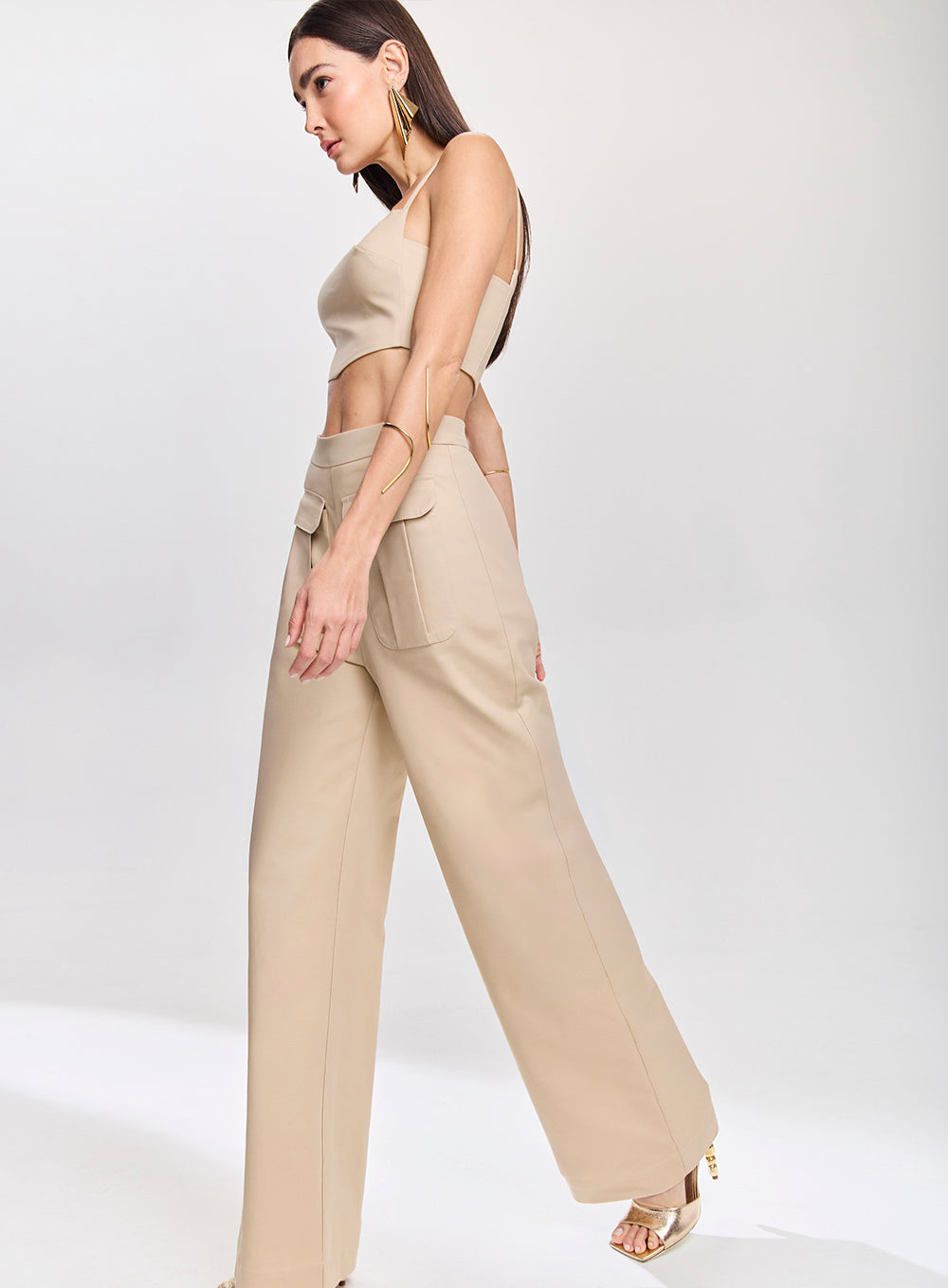 Conjunto Bege Cropped e Calça Cargo Tufi Duek