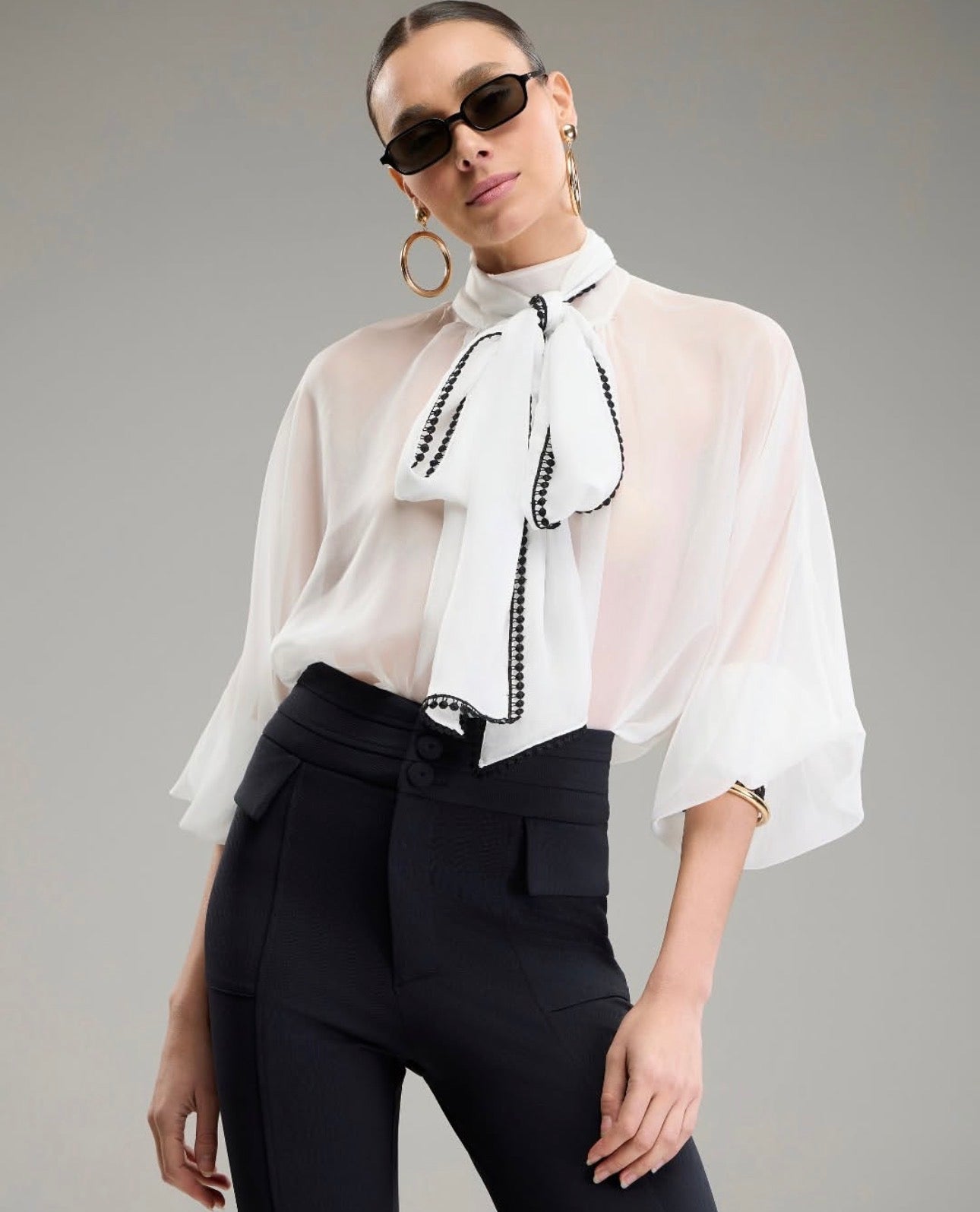 Camisa Branca e Preta Laço Strass