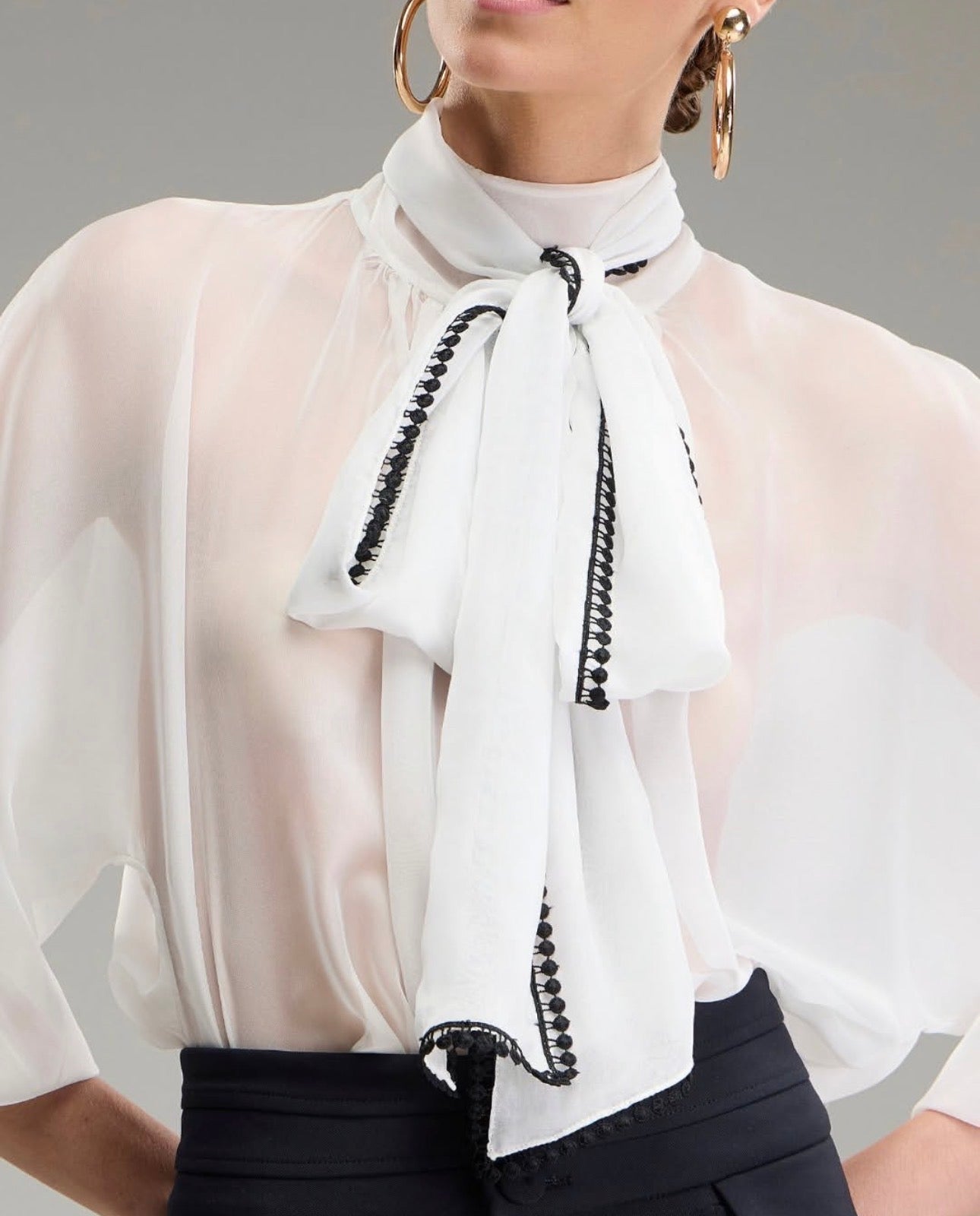 Camisa Branca e Preta Laço Strass