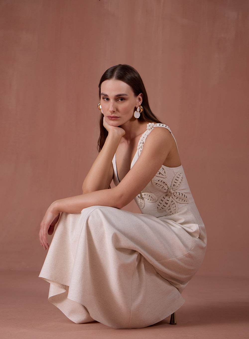 Vestido Off White em Linho Bordado Flor Skazi