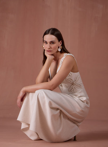 Vestido Off White em Linho Bordado Flor Skazi