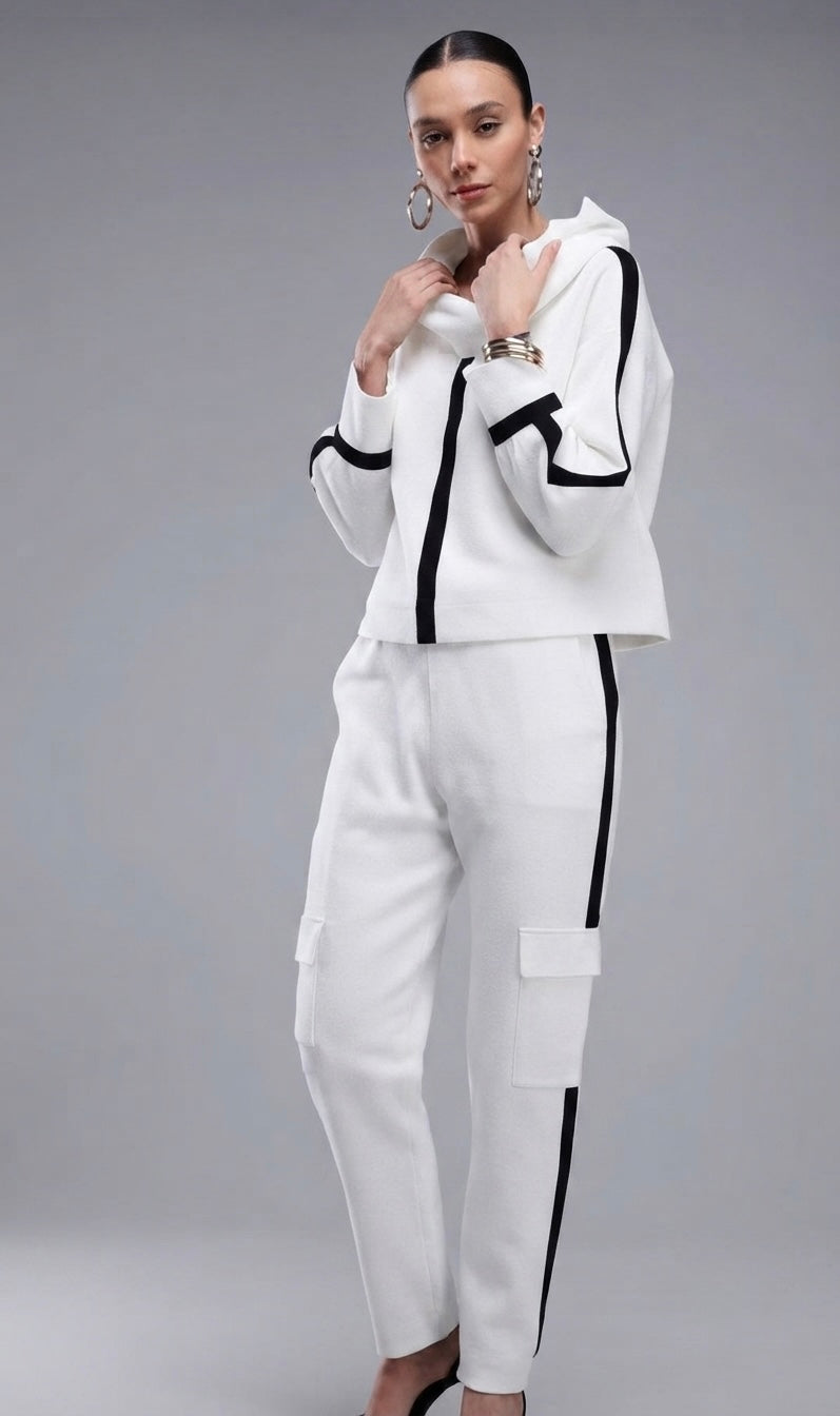 Conjunto Branco Listra Preto com Gola em Moletom Strass