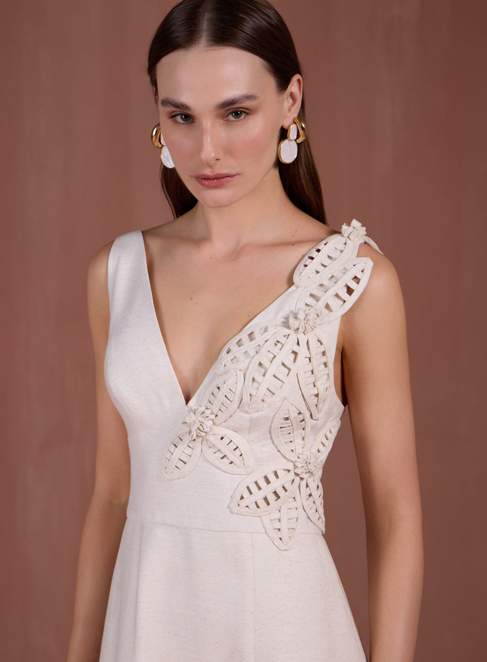 Vestido Off White em Linho Bordado Flor Skazi