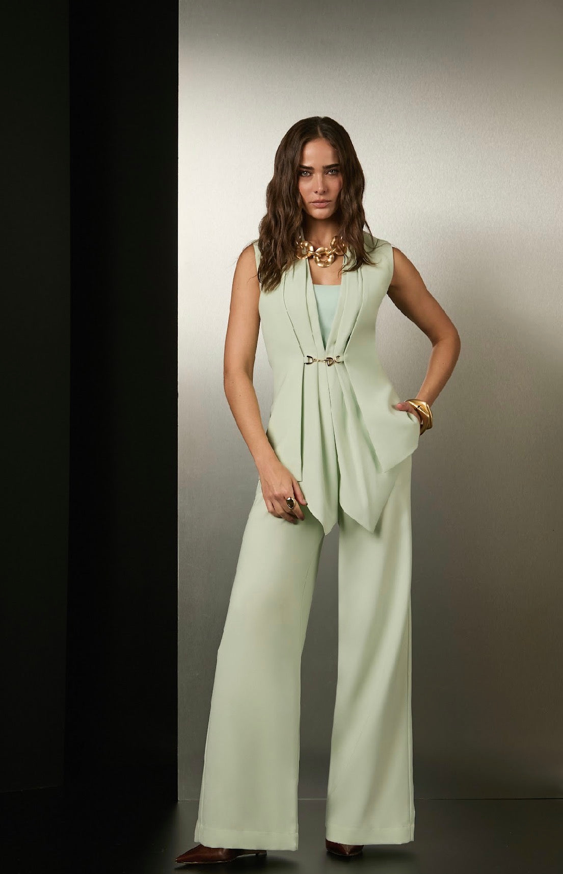 Conjunto Verde Colete Detalhe Corrente e Calça Siena