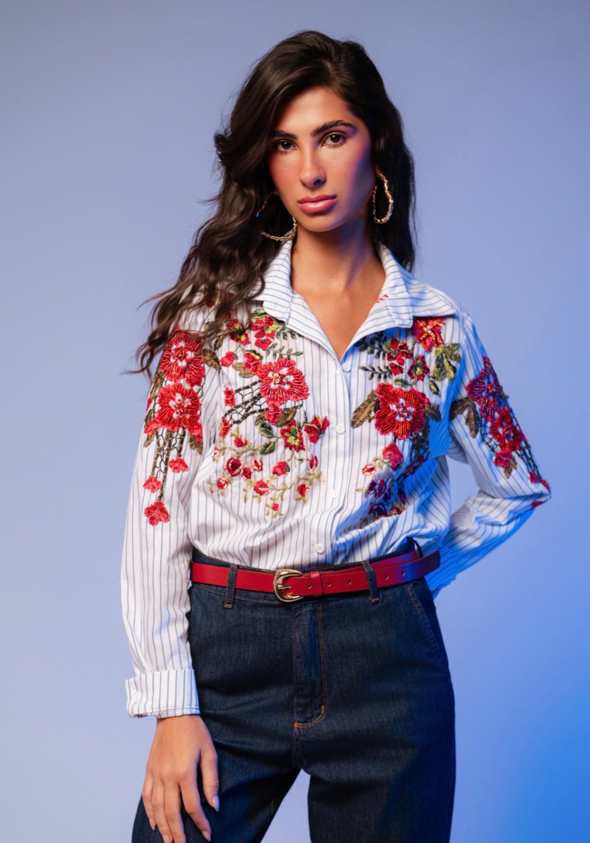 Camisa Branca Listras Azuis com Bordado de Flores UH Premium