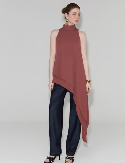 Blusa com Gola Assimétrica Alongada Strass