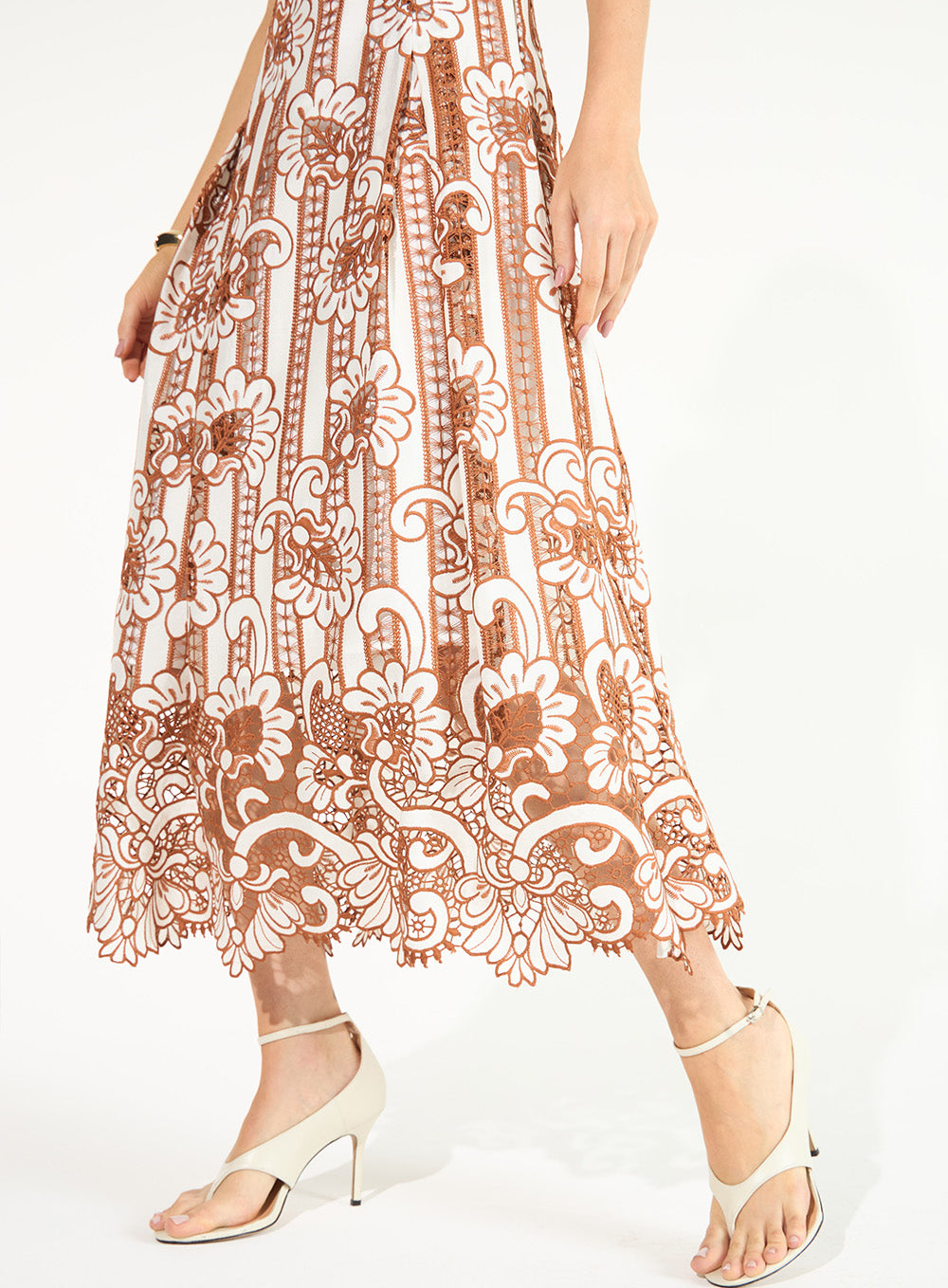 Vestido Branco com Bordado Marrom Skazi