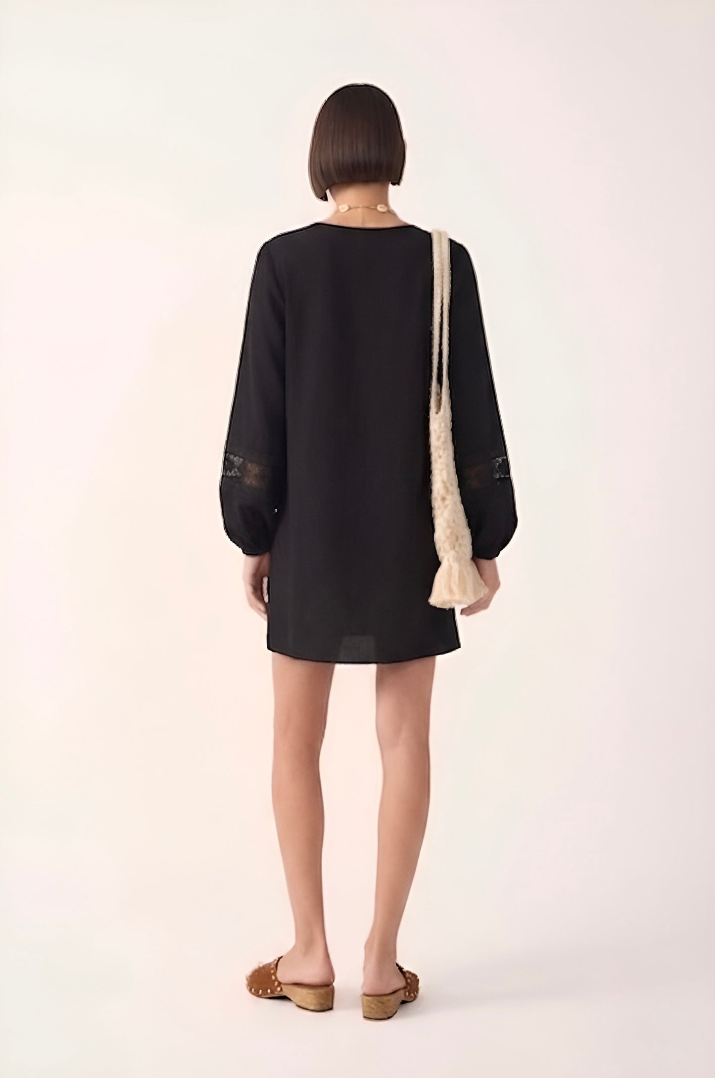 Vestido Preto Curto Renda na Manga Zara