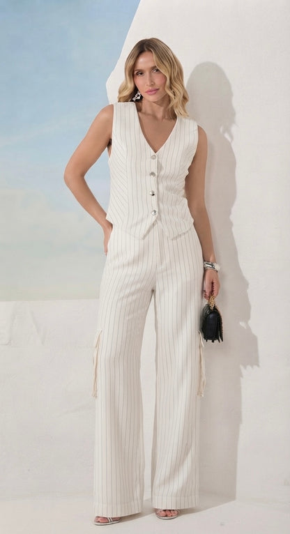 Conjunto Off White ou Bege Colete e Calça Cargo Risca de Giz Oásis