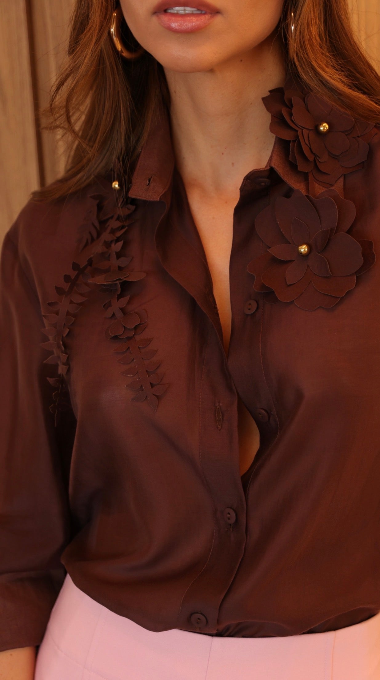 Camisa Marrom ou Bege Marina com Broche de Flor Regina Salomão