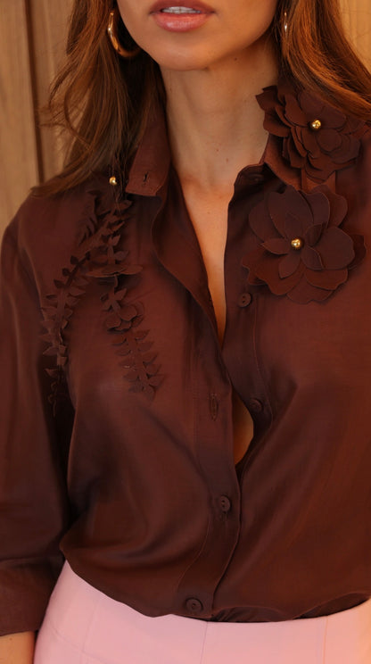Camisa Marrom ou Bege Marina com Broche de Flor Regina Salomão