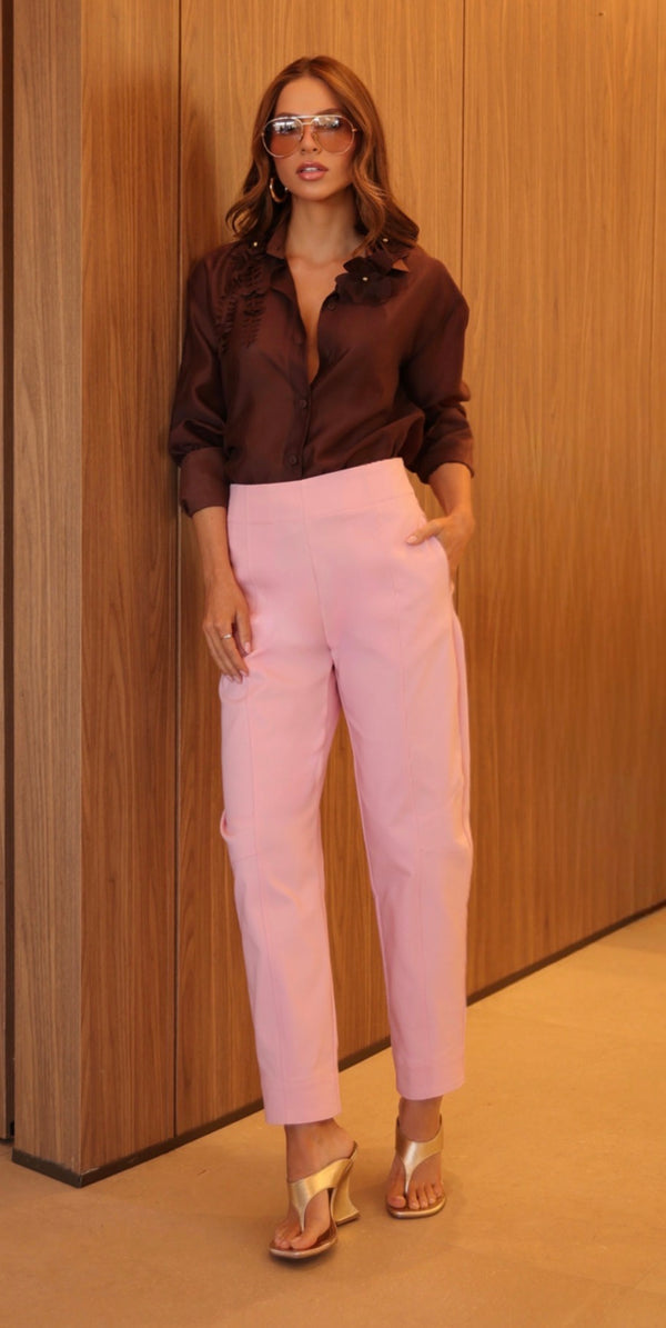 Camisa Marrom ou Bege Marina com Broche de Flor Regina Salomão
