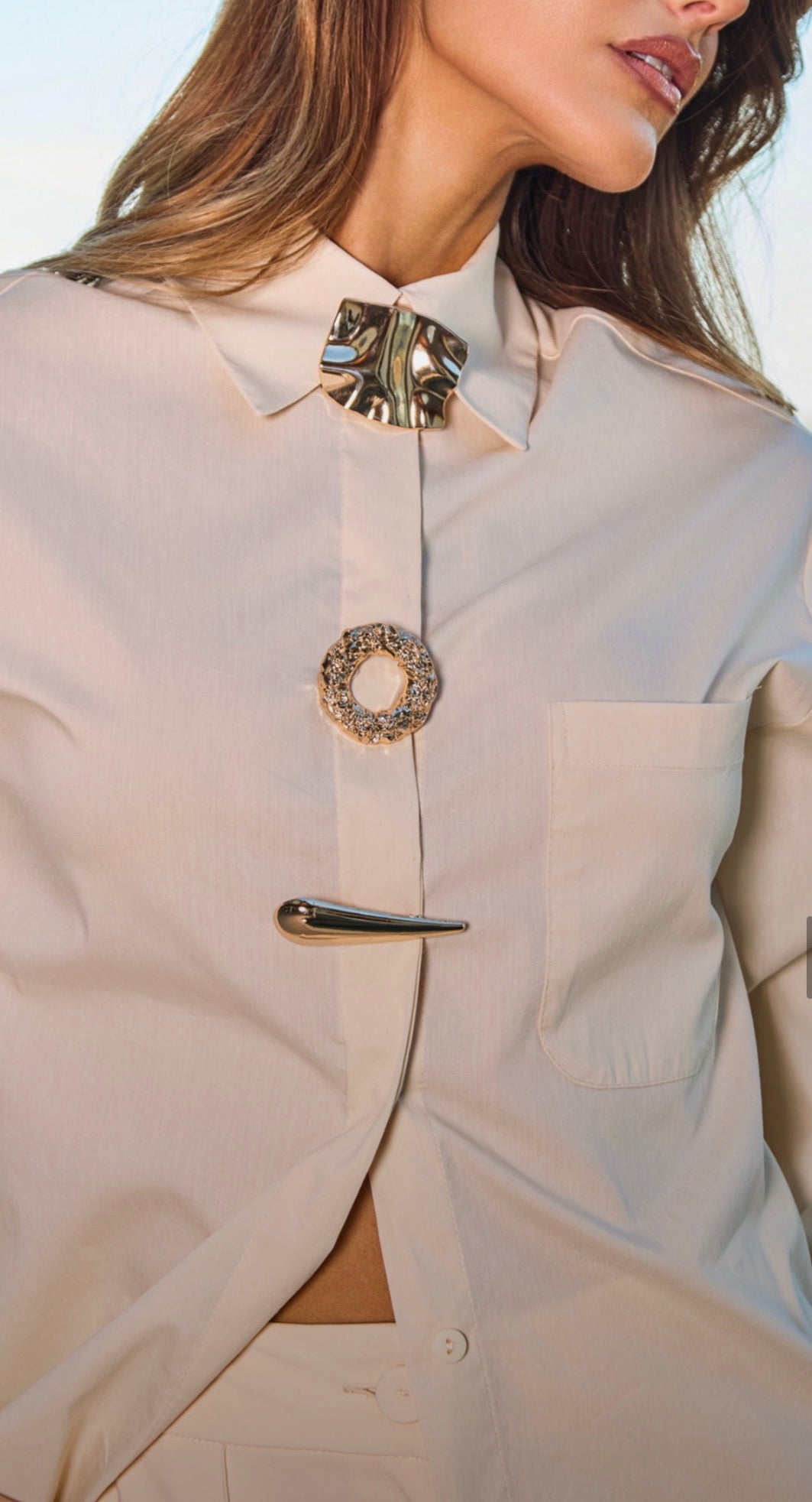 Camisa Nude ou Azul Ilda com Broches Regina Salomão