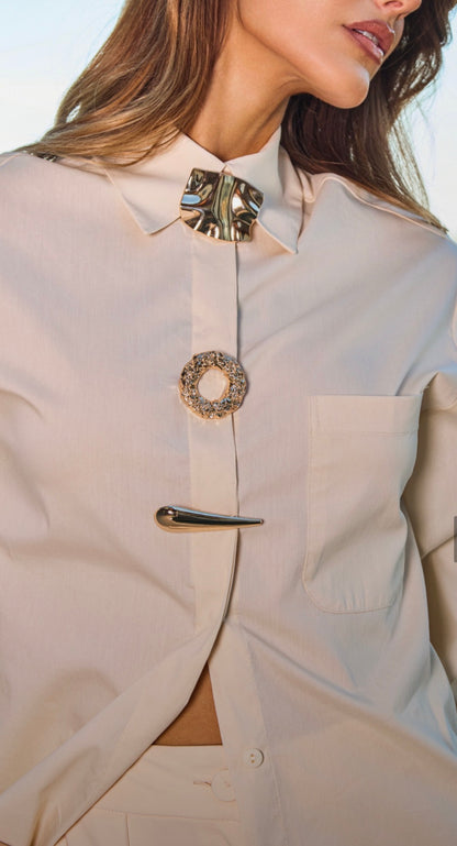 Camisa Nude ou Azul Ilda com Broches Regina Salomão