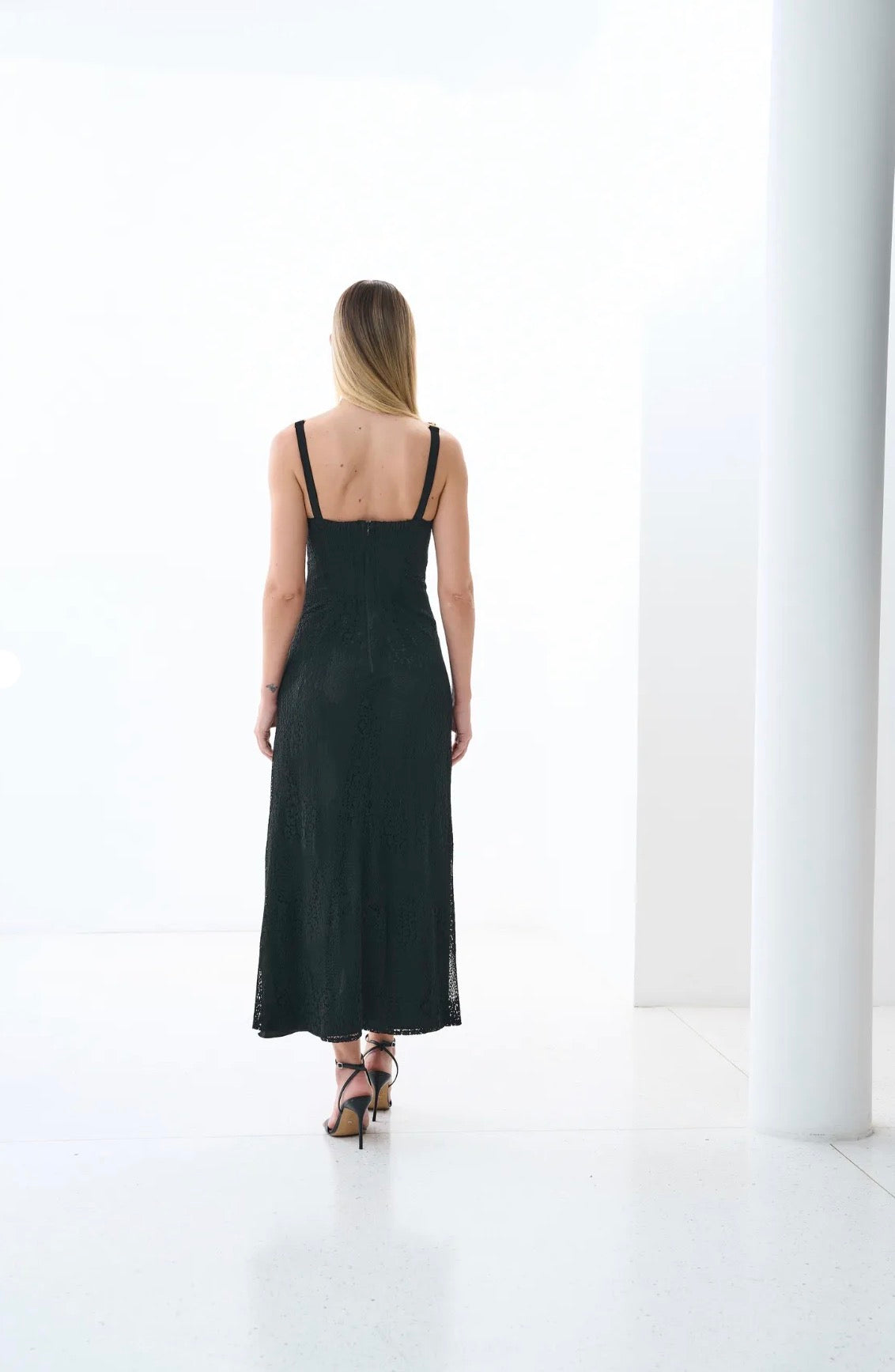 Vestido Preto em Renda Alça Dourada Maristela Regina Salomão