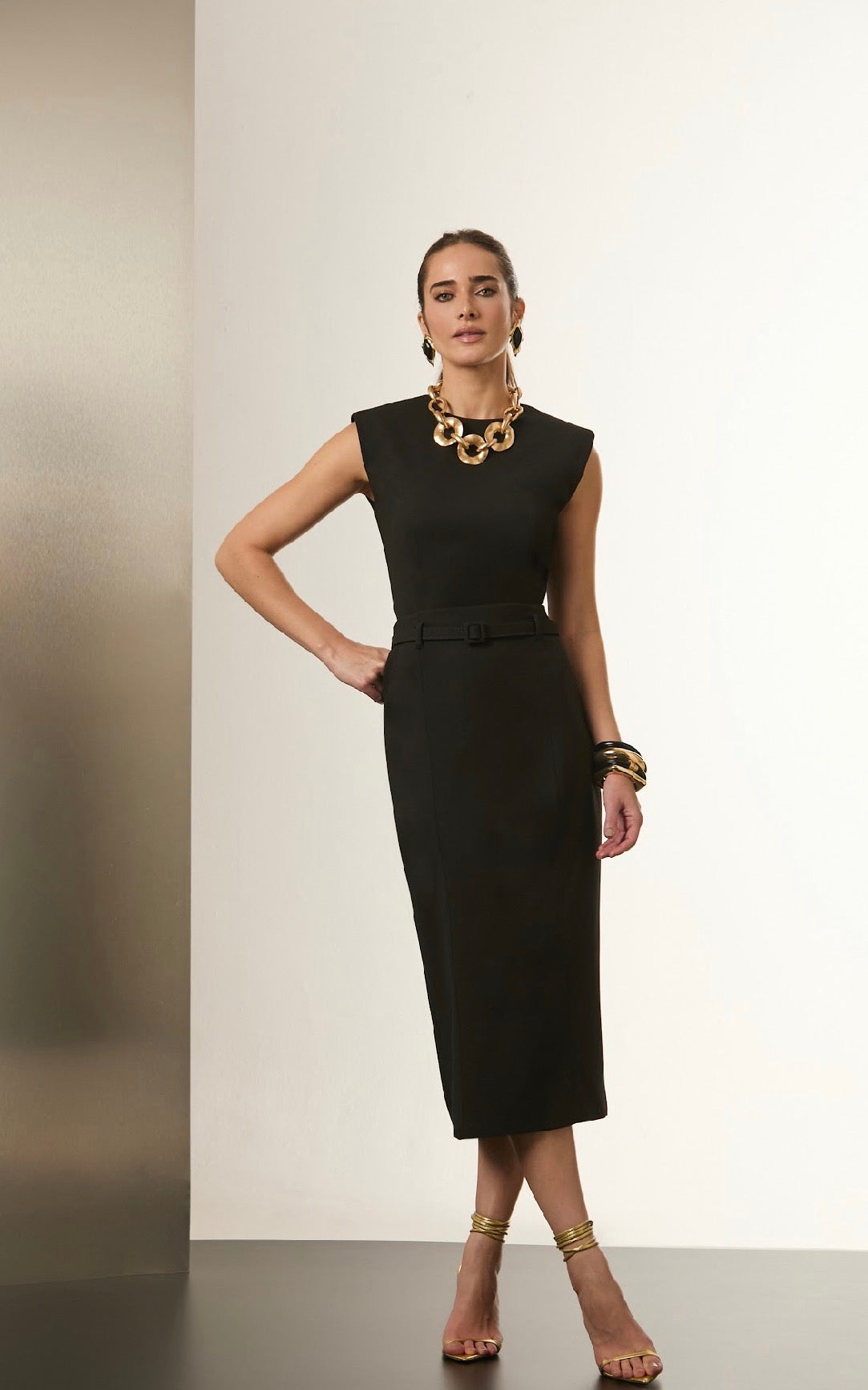Conjunto Preto Cropped e Saia Midi Detalhe Cinto Siena