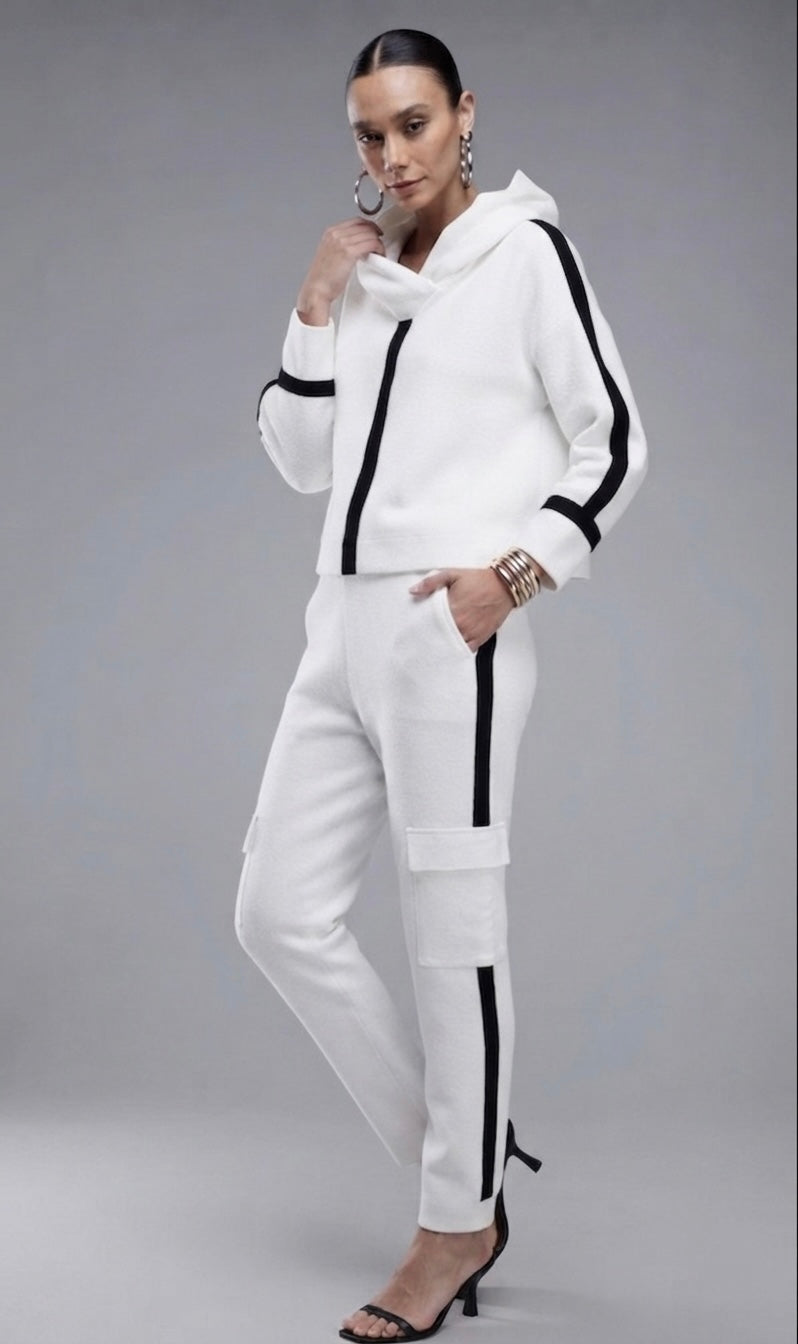 Conjunto Branco Listra Preto com Gola em Moletom Strass
