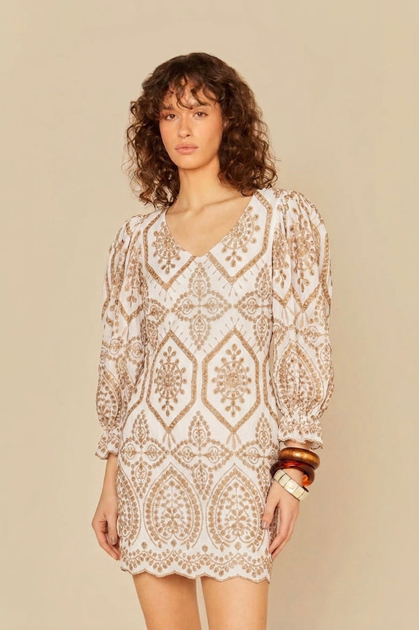 Vestido Branco e Nude Curto em Laise Coutz