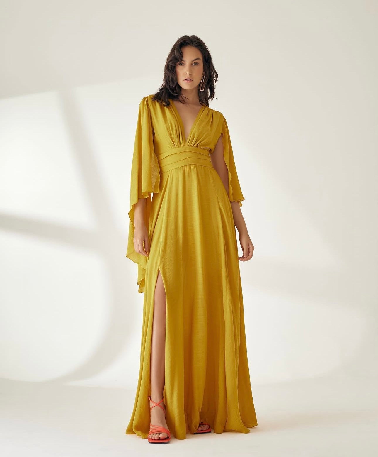 Vestido Amarelo Manga Capa Annie Pestana
