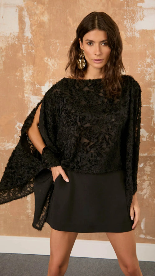 Blusa Preta Assimétrica Isa Paes