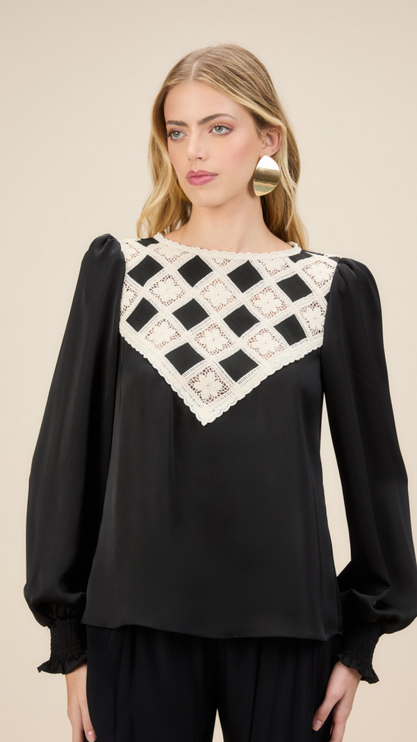 Blusa Preta Renda Geométrica Skazi
