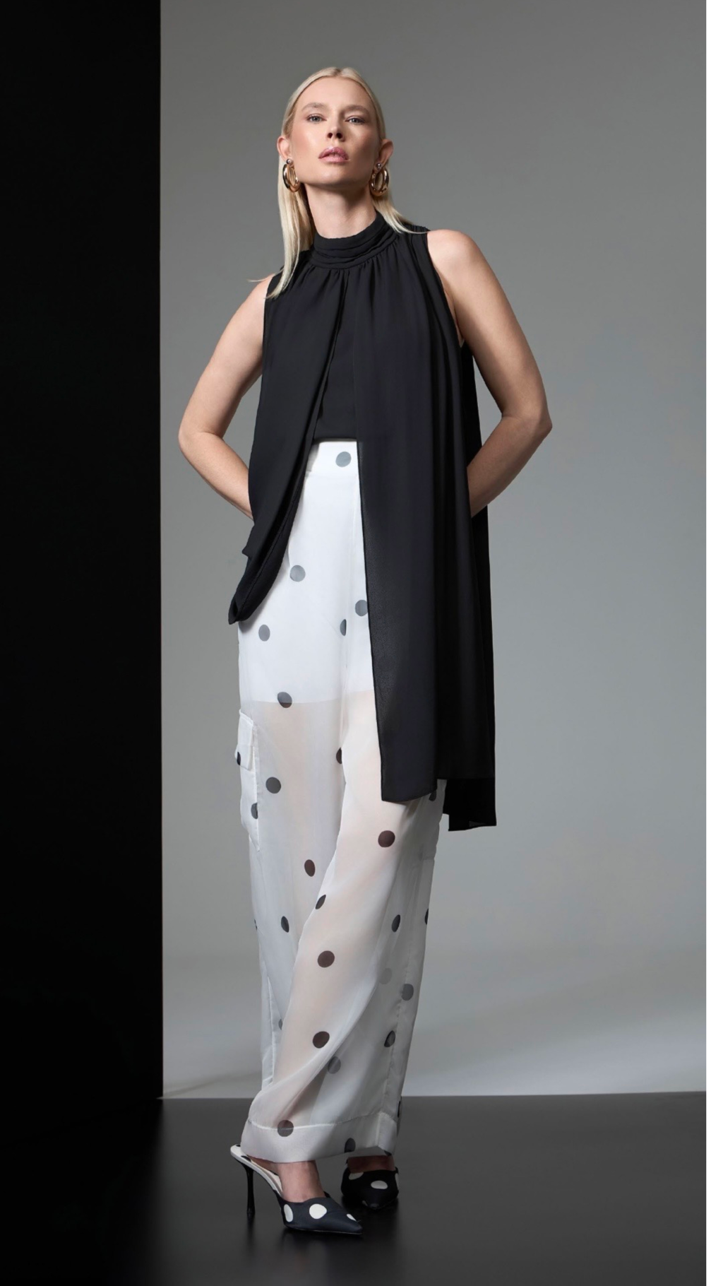 Blusa Branca ou Preta Assimétrica - Strass